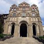 Façade de la cathédrale Notre-Dame-de-l'Annonciation. Érigée au XIIe siècle, la cathédrale est insolite du fait de la diversité de ses styles, et témoigne de la richesse passée de l'art roman. Par ses coupoles sur pendentifs en enfilade, la cathédrale du 